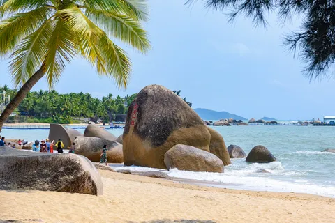 The inscribed Nantian Yizhu boulder on the beach at Tianya Haijiao, Sanya