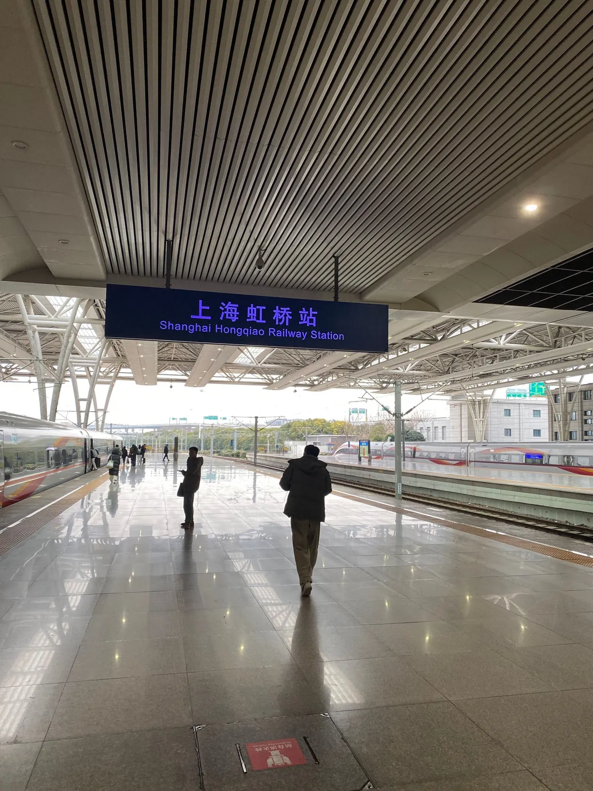 A high-speed train at the platform of Shanghai Hongqiao Railway Station